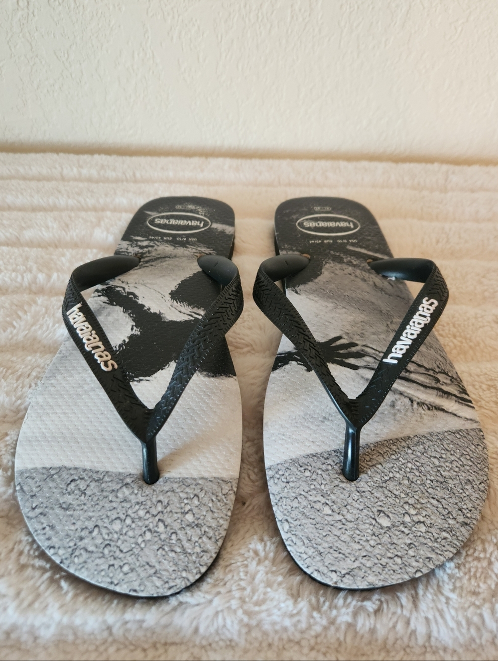 Havaianas Men's Black & White Graphic Flip Flops